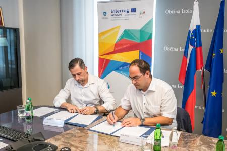 Primož Patru in Iztok Škerlič med podpisovanjem partnerske pogodbe (foto: Branko Furlanič) 